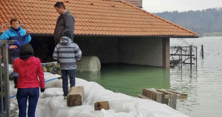 Poplavljena okolica stavbe / Foto: Neva Jejčič, GI ZRMK