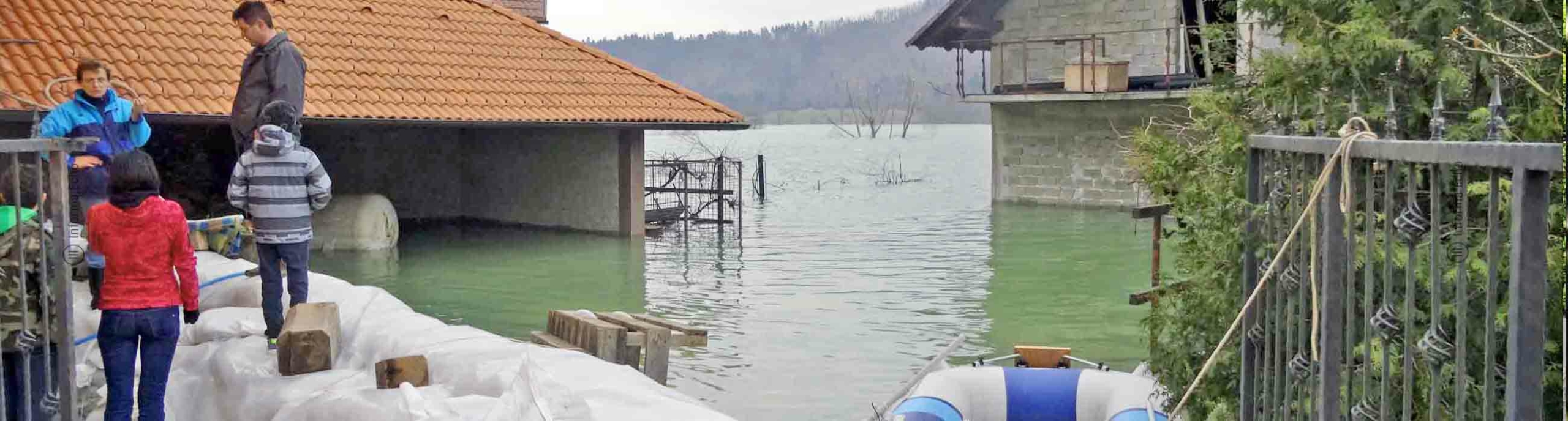 Poplavljena okolica stavbe / Foto: Neva Jejčič, GI ZRMK